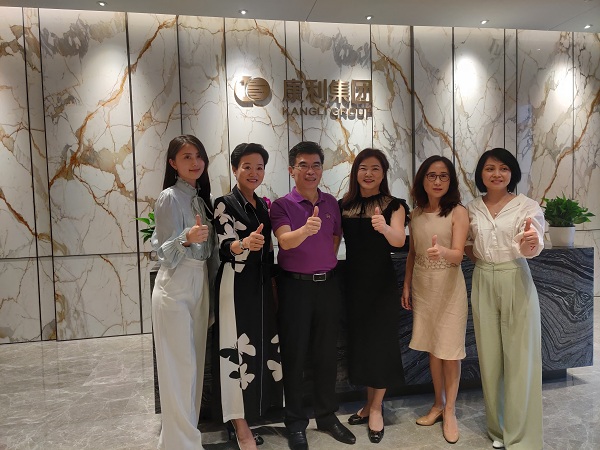 堅定信心，破浪前行 --廣東高科技產(chǎn)業(yè)商會走進康利城  7月14日，廣東省政協(xié)常委、廣東高科技產(chǎn)業(yè)商會會長王理宗率隊來國際創(chuàng)新創(chuàng)意產(chǎn)城綜合體——康利城考察交流，康利集團董事長王翠霞、康利置地總經(jīng)理方志良接待了王會長一行，雙方就企業(yè)的發(fā)展規(guī)律、經(jīng)驗啟示、文化精神、核心價值及情懷擔(dān)當(dāng)?shù)冗M行深入的探討。 在王翠霞董事長的陪同下，王理宗會長一行參觀了康利城。作為康利集團在深圳打造的首個產(chǎn)城融合綜合體項目，康利城集企業(yè)總部辦公、科技研發(fā)基地、文化創(chuàng)意基地、時尚商業(yè)街區(qū)、高級人才寓所和高端商務(wù)酒店于一體的全能業(yè)態(tài)，給到訪者留下深刻的印象。綠樹掩映的優(yōu)美環(huán)境、別具一格的建筑設(shè)計、隨處可見的名貴大理石等，更是讓大家嘖嘖稱贊。 座談會上，雙方緊緊圍繞“堅定信心、破浪前行”的主題展開交流。王翠霞董事長向來賓們介紹到，康利集團從1989年在深圳成立至今已31年，歷經(jīng)石材貿(mào)易起步，實業(yè)發(fā)展、創(chuàng)新突破、跨界轉(zhuǎn)型四個里程碑式的發(fā)展階段，現(xiàn)已發(fā)展成為集礦山開采、多品類石材生產(chǎn)加工、大型工程承接、進出口貿(mào)易、物流研發(fā)、房地產(chǎn)開發(fā)、金融業(yè)、產(chǎn)業(yè)運營等為一體的多元化、跨地域發(fā)展的大型國際化企業(yè)集團。 王董分享了自己三十幾年的創(chuàng)業(yè)經(jīng)驗，表示，石材行業(yè)作為傳統(tǒng)的資源類企業(yè)，競爭激烈，但康利每一步都堅持“以質(zhì)取勝、以價取勝、以量取勝、以信取勝”的經(jīng)營理念，不斷創(chuàng)新、敢為人先、勇于探索的奮斗精神，才能讓康利集團在三十幾年的發(fā)展歷程中，不斷突破發(fā)展瓶頸、戰(zhàn)勝無數(shù)困難，實現(xiàn)穩(wěn)步前行。 會上，康利置地運營公司總經(jīng)理黃林益分享了康利城取得的發(fā)展成果，經(jīng)過不斷地努力，康利城已經(jīng)取得“深圳市投資推廣國際化重點園區(qū)”、“龍崗區(qū)科技創(chuàng)新產(chǎn)業(yè)園”、“龍崗區(qū)科技企業(yè)孵化器”、“龍崗區(qū)創(chuàng)新創(chuàng)業(yè)孵化基地”等資質(zhì)認定，成為區(qū)域內(nèi)產(chǎn)城融合的園區(qū)典范。 在產(chǎn)業(yè)方面，康利城引進了以速博精微、廣明科技、國質(zhì)信等為代表的國家高新技術(shù)企業(yè)，以升學(xué)教育、東成財智等為代表的教育培訓(xùn)企業(yè)，以安杰拉、靜靜七月、智音文化等具有實力的網(wǎng)紅直播企業(yè)，同時還有以工商銀行為代表的一些金融機構(gòu)，并獲得“深圳市人才創(chuàng)新創(chuàng)業(yè)一號股權(quán)投資基金—項目遴選基地”?？萍?、文創(chuàng)、金融三大產(chǎn)業(yè)融合發(fā)展的目標已經(jīng)初見雛形，園區(qū)產(chǎn)業(yè)發(fā)展可以說是漸入佳境。 在參觀、走訪及聽取康利集團和康利城的介紹后，王會長用“一面旗幟、一個經(jīng)典、一段傳奇”來概括康利集團31年取得的成果。他表示，康利集團31年的豐碩成果，是企業(yè)家膽、識、謀的完美結(jié)晶，是辨勢、順勢、造勢的卓越成就，是領(lǐng)導(dǎo)者+管理層+基層員工合作創(chuàng)造的優(yōu)秀作品。而王董順勢而為，準確把握時代機遇，以柔弱女子之姿，打造大理石般堅韌的事業(yè)之基，更能夠給社會帶來非常重要的啟示。 對于康利集團未來的發(fā)展，王會長也積極提出自己建議，他認為加強科技融合，讓傳統(tǒng)石材變成新型材料，以及在地產(chǎn)領(lǐng)域打造能夠培養(yǎng)企業(yè)的具有真正附加值的平臺，是康利集團未來值得深耕的兩個方向。 座談會結(jié)束，王會長、王董、黃總還面向社會大眾開展了一場線上直播交流。王董介紹了面對疫情影響，康利集團和康利城積極響應(yīng)黨中央號召，與園區(qū)企業(yè)、公司員工等齊心協(xié)力、共同抗疫。同時，面對突如其來的疫情，康利城在銷售和招商工作停滯的情況下，積極調(diào)整策略，推出了針對新入駐優(yōu)質(zhì)企業(yè)免租一年的重大舉措，不僅減少企業(yè)經(jīng)營負擔(dān)，同時，也推動康利城招商工作的順利進行，上半年招商成果逆勢上揚，提前完成全年招商目標的70%。 王會長就此發(fā)表自己的看法，他認為一個決策背后不僅是企業(yè)家人格人品的反映，更是她們管理哲學(xué)和經(jīng)營理念的投射。王董的決策，短期來看，是失去了利潤，但長期來看，卻贏得了人心，贏得了信任，這是金錢無法衡量的無形資產(chǎn)，這些資產(chǎn)和資源將帶來未來無限的增長。 企業(yè)家是社會的價值創(chuàng)造者，企業(yè)家之間的碰撞，總能帶來智慧的火花。感謝王會長的肯定和真誠的建議，也讓我們更加堅定，不斷創(chuàng)新、勇于求變是企業(yè)永遠不可或缺的基因?？道浅ㄩ_大門，歡迎更多企業(yè)家們參觀、交流、加入，以責(zé)任與擔(dān)當(dāng)為基礎(chǔ)，懷揣理想和抱負，在紛繁復(fù)雜的外部環(huán)境下，與志同道合者一同，堅定信心，破浪前行。